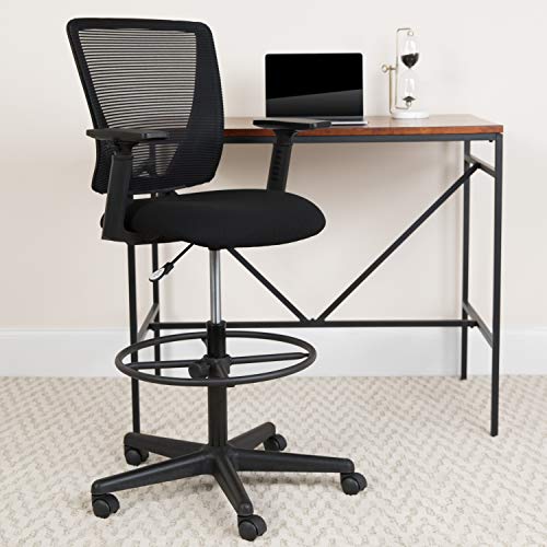 Flash Furniture Ergonomiczne krzesło kreślarskie ze środkowym oparciem i siedziskiem z czarnej tkaniny