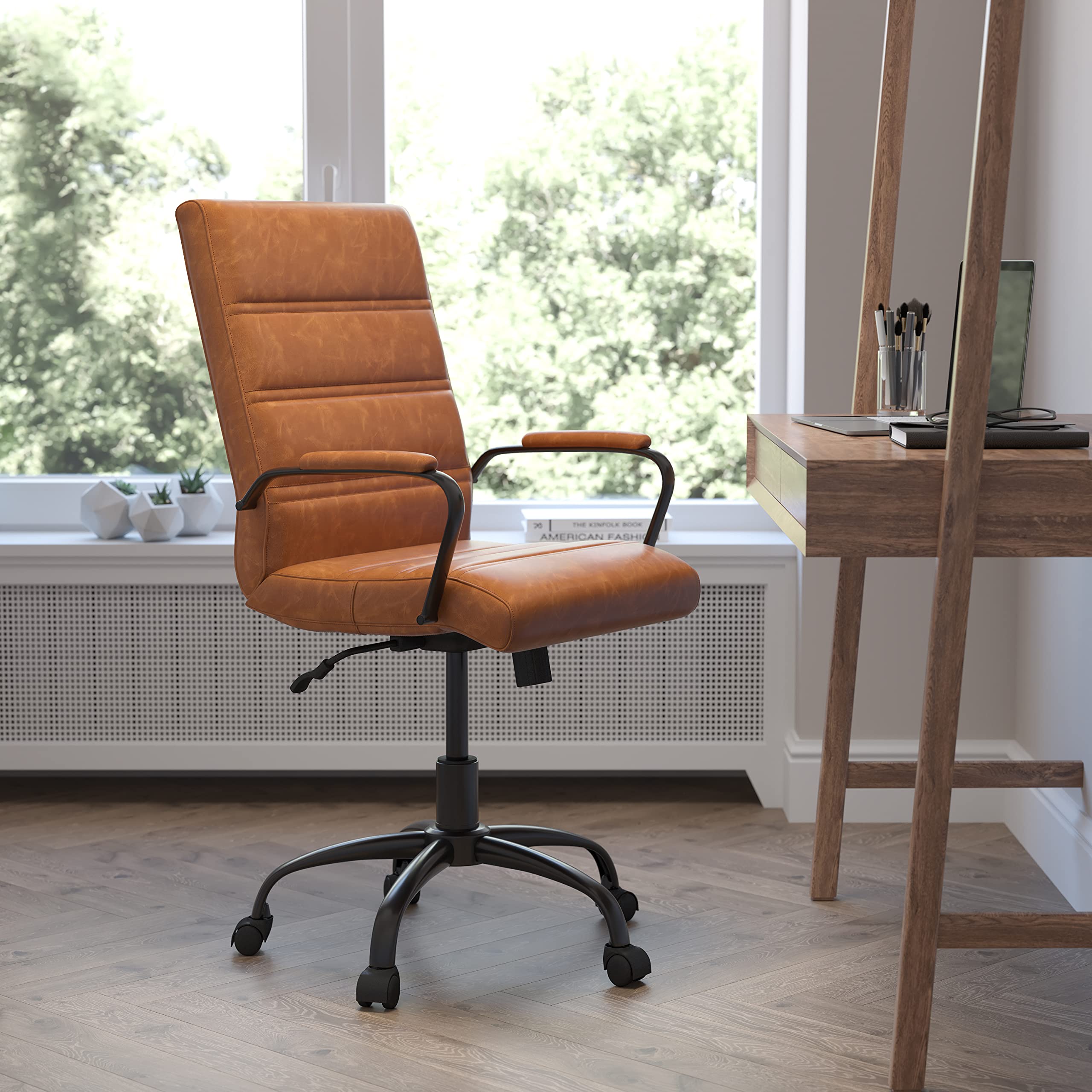 Flash Furniture Krzesło biurowe Whitney ze środkowym oparciem – brązowe obrotowe krzesło biurowe LeatherSoft z czarną ramą – krzesło obrotowe