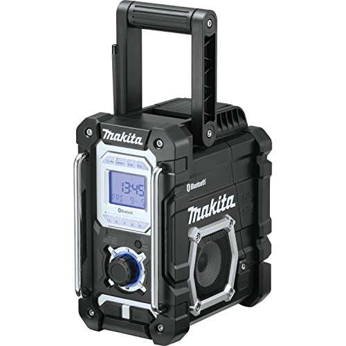 Makita XRM06B Bezprzewodowe radio litowo-jonowe Bluetooth 18 V LXT na miejscu pracy